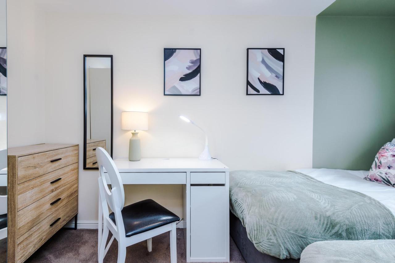 Chic 2 Bed House With Garden & Free Parking Villa Манчестър Екстериор снимка