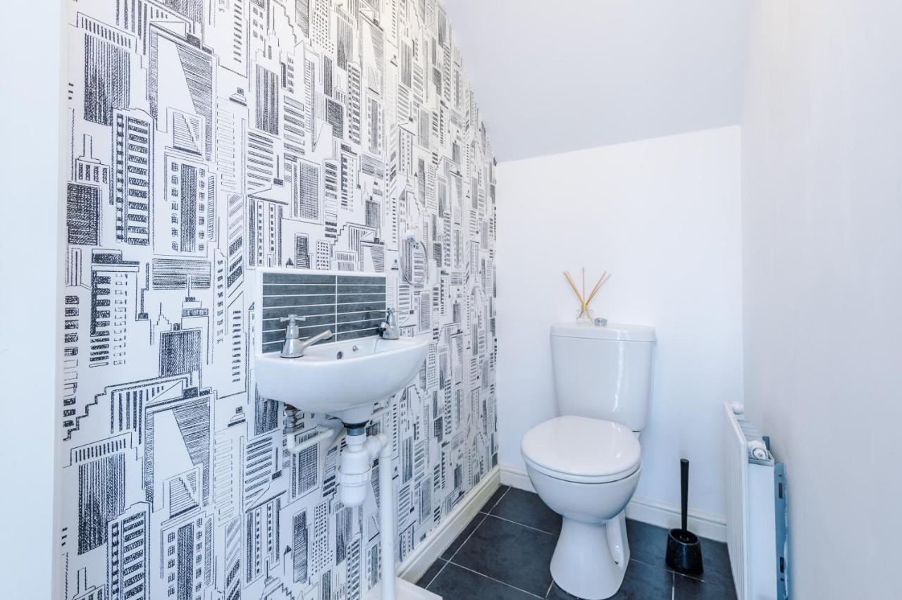 Chic 2 Bed House With Garden & Free Parking Villa Манчестър Екстериор снимка